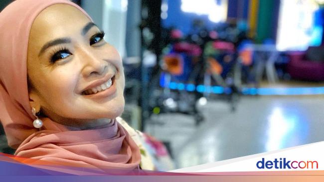 Bergetar Suara Feni Rose Ceritakan Momen Putuskan Berhijab