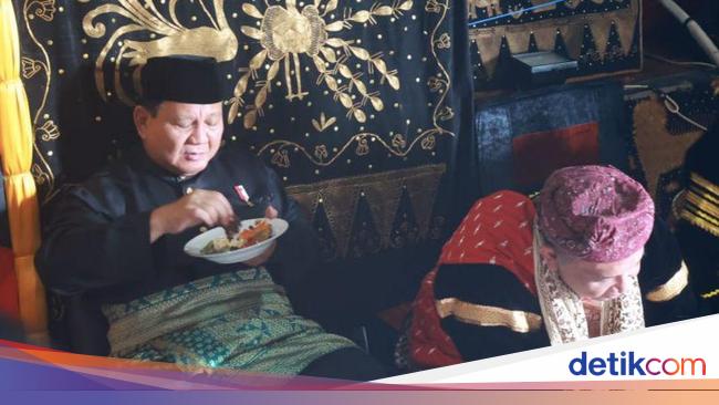 Momen Prabowo Makan Nasi Padang Pakai Tangan saat Kunjungi Sumbar