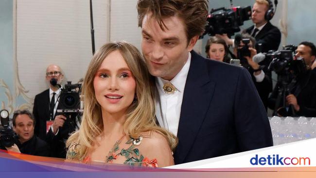 7 Gaya Suki Waterhouse Umumkan Hamil Anak Robert Pattinson Pakai Gaun Mini
