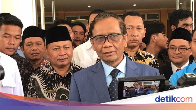 Mahfud Yakin Penetapan Tersangka Jhonny Plate oleh Kejagung Sesuai Hukum