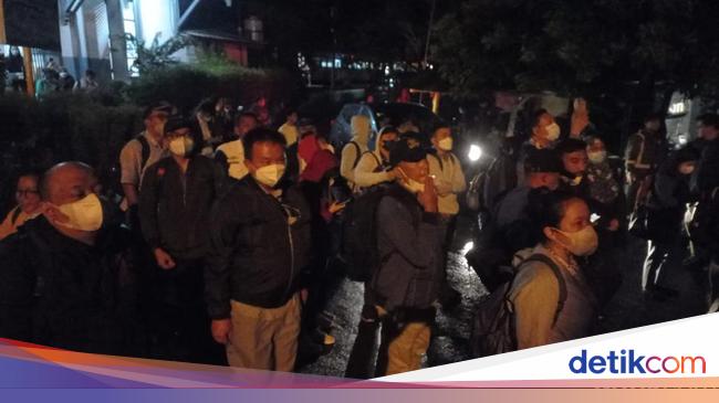 Terdampak Longsor, Jalur Kereta Api Jakarta-Bandung Tak Bisa Dilintasi