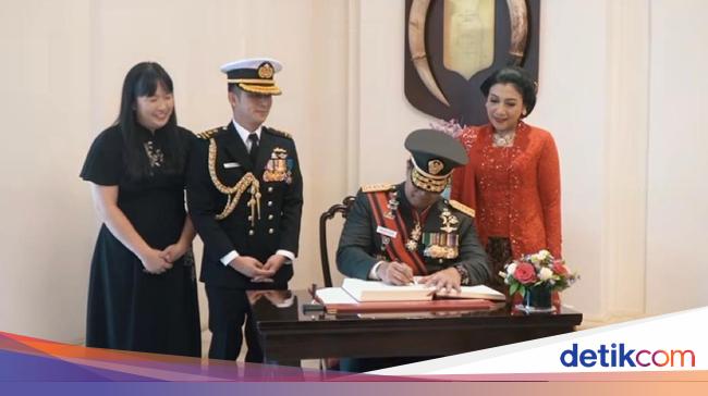 Andika Perkasa Terima Penghargaan Tertinggi Militer dari Singapura