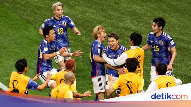 Japanese national team and four goal salutes
