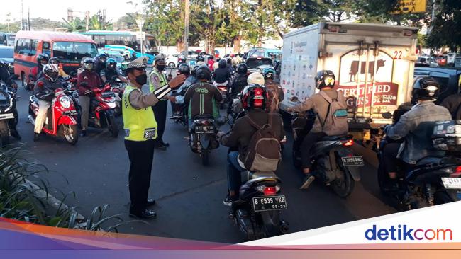 Lalin Cawang UKI Arah Jalan MT Haryono Macet Pagi Ini