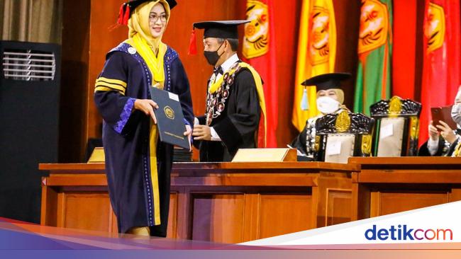 Penuh Kebahagiaan, Airin Rachmi Diany Wisuda S3 di Unpad