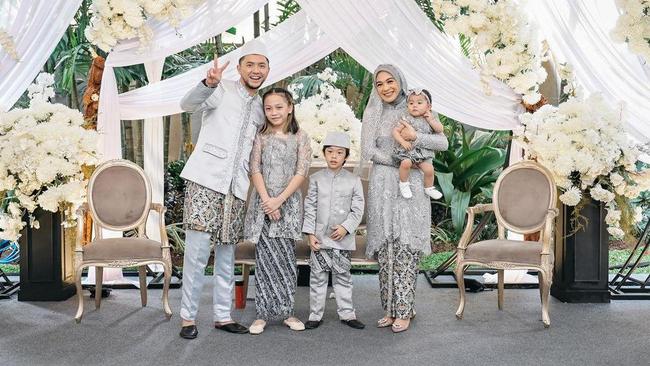 7 Potret Meriahnya Sunatan Anak Dian Ayu & Omesh, Lengkap dengan ...