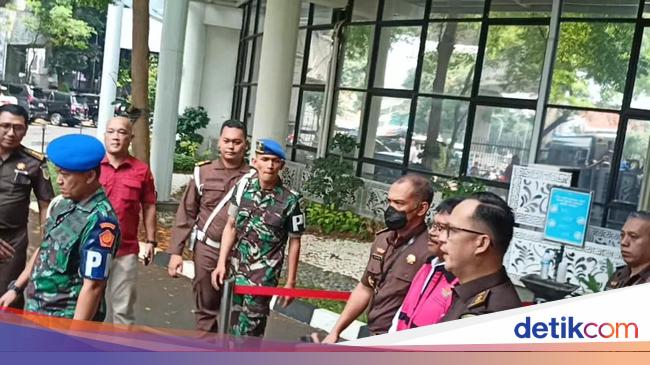 Johnny Plate Dijaga Ketat PM saat Hendak Ditahan, Kejagung Beri Penjelasan