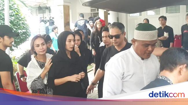 Kondisi Tyas Mirasih Saat Pemakaman Ibunda