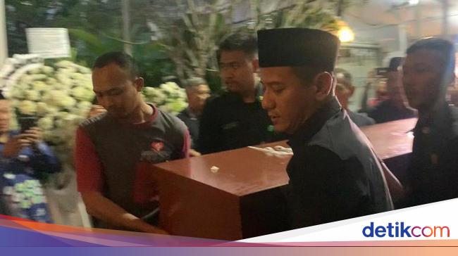 Jenazah Sarwono Kusumaatmadja Tiba di Rumah Duka, Disambut Tangis Keluarga