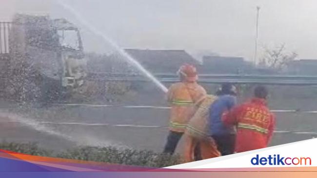 Truk Tangki Terbakar di Tol Tangerang-Merak, Lalin Dialihkan