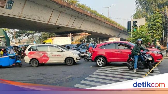 Jalan Pahlawan Revolusi Jaktim Macet Panjang Imbas Kebakaran, Lalin Dialihkan