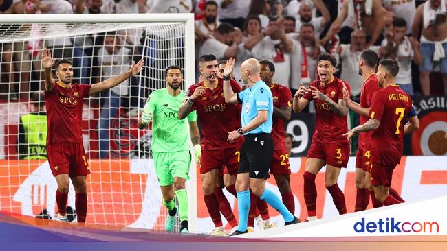 Roma Seharusnya Dapat Penalti dalam Insiden Ini?