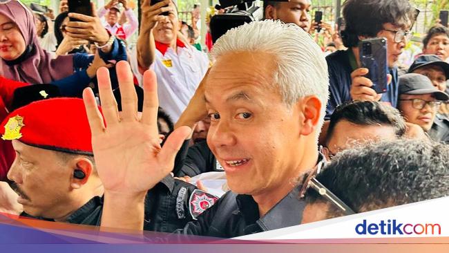 Ganjar Tiba di Rumah Pemenangan Pilpres, Disambut Palang Pintu