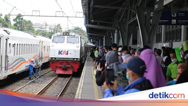 17 KA yang Berhenti Luar Biasa di Stasiun Jatinegara 6 Mei