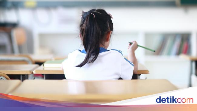 Anomali Nyogok Demi Anak Masuk Sekolah Negeri