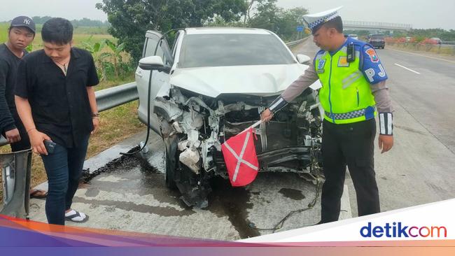 Kijang Innova Zenix yang Ditumpangi Artis Dangdut Difarina Ringsek Gegara Pecah Ban