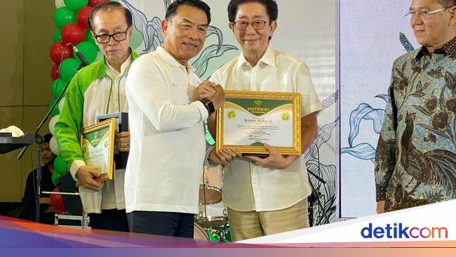 Direktur Sido Muncul Terima Award Pengusaha Peduli Pertanian dari HKTI