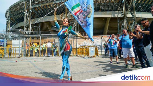 Foto: Model 'Pakai' Body Painting di Pesta Juara Napoli