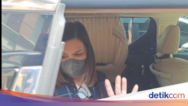 Istri Vincent Rompies Ogah Bicara Usai Bersaksi untuk Desta di Sidang Cerai