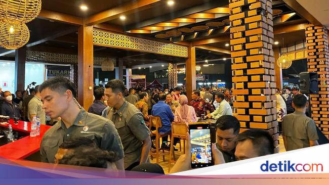 Jokowi dan Anwar Usman Ngopi Bareng di Jakarta Fair 2023