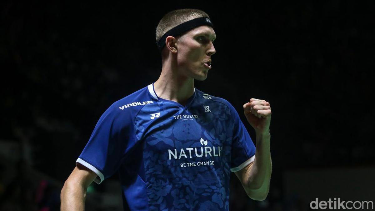 Pebulutangkis Viktor Axelsen 'Gantung Raket' Akibat Cedera Punggung Kronis