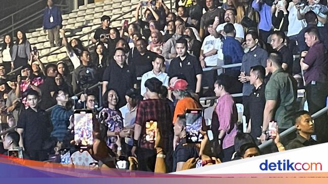 Momen Dewa Budjana Minta Tanda Tangan Jokowi di Konser 30 Tahun GIGI