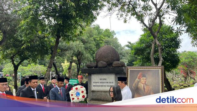 Jelang HUT DKI, Heru Budi Ziarah ke Makam MH Thamrin hingga Ismail Marzuki