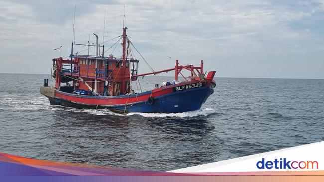 KKP Tangkap Kapal Illegal Fishing Berbendera Malaysia di Selat Malaka