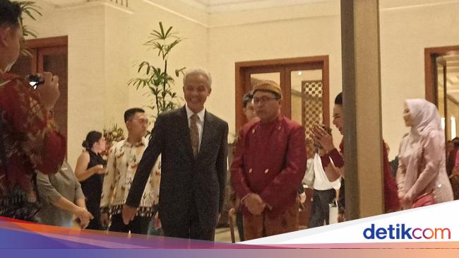 Ganjar Pranowo Hadiri Pernikahan Anak Politikus PDIP Aria Bima