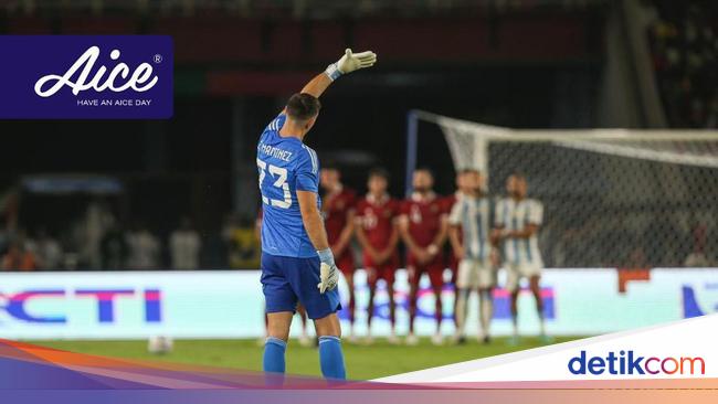 Kata-kata Menyentuh Ernando Ari Usai Dapat Jersey Emi Martinez