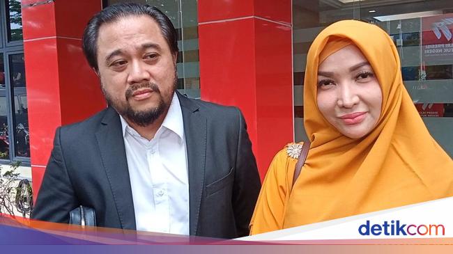 Cerita Lucu Roro Fitria Diseruduk Kambing Saat Kecil