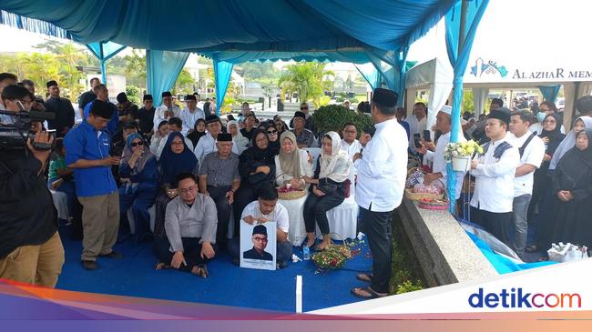 Duka dan Kenangan Sahabat Lepas Kepergian Desmond Mahesa