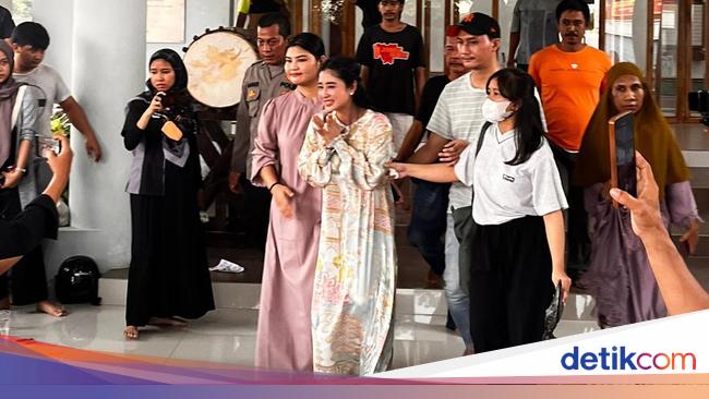 Kisruh Kurban Dewi Perssik Ditolak Pak RT, Uang Fuji Dibawa Kabur Eks Manajer