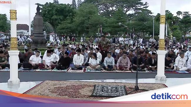 Berkemeja Putih, Jokowi Sudah Berada di Halaman Gedung Agung Jelang Salat Id