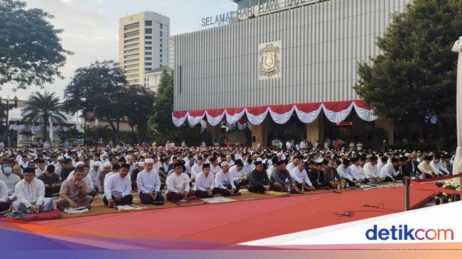 Heru Budi Bersama Jajaran Pemprov DKI Salat Idul Adha Di Balai Kota