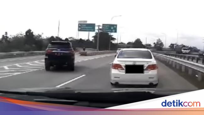 Ngeri Banget! Viral Pemobil Fortuner Asal Belok Potong Jalur di Tol