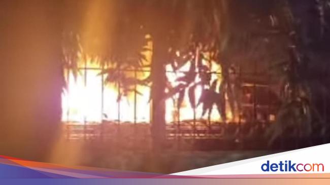 Kebakaran di Klender Dekat Rel, Sejumlah Perjalanan KRL Tertunda