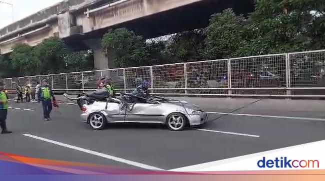 Mobil Terguling hingga Ringsek di Tol Kelapa Gading, 2 Orang Terluka