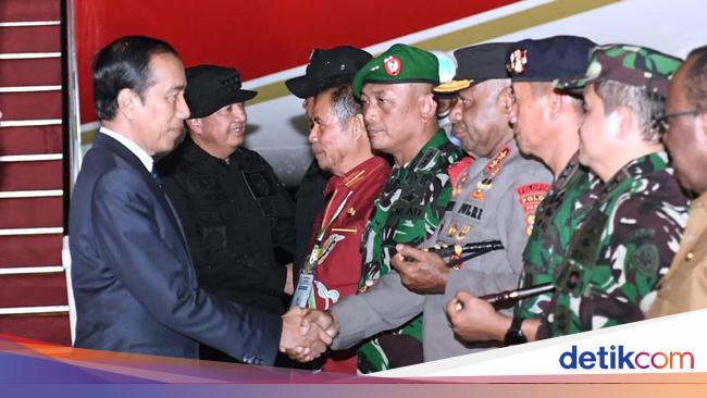 Jokowi Bertolak ke Jayapura dari Port Mersby, Diiringi Dentuman Meriam