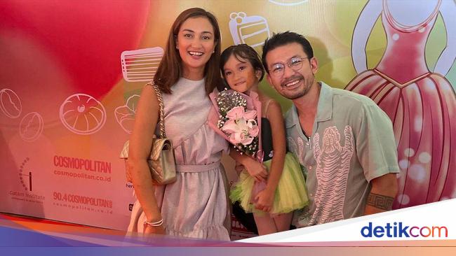 Atiqah Hasiholan Bebaskan Anak Kembangkan Bakat Sejak Dini