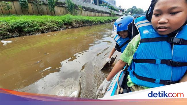 Antusiasme Anak-anak Susuri Kali Ciliwung Sembari Belajar soal Banjir