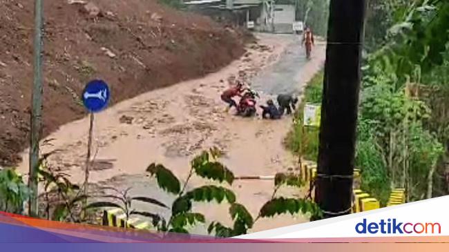 Jalan dan Permukiman Warga di Wadas Sempat Terendam Banjir