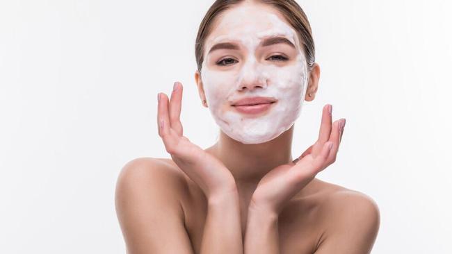 Gambar ilustrasi masker alami untuk mencerahkan wajah dalam tips menggunakan masker alami agar hasilnya maksimal