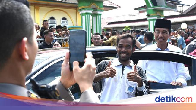 Saat Jokowi Jadi Rebutan Warga untuk Foto Usai Jumatan di Bengkulu Utara