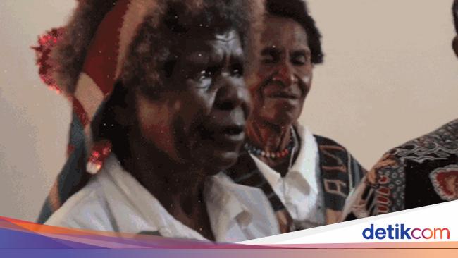 Tangis Mama Intan Jaya Tak Mau Ditinggal Pasukan Kostrad Balik ke Karawang