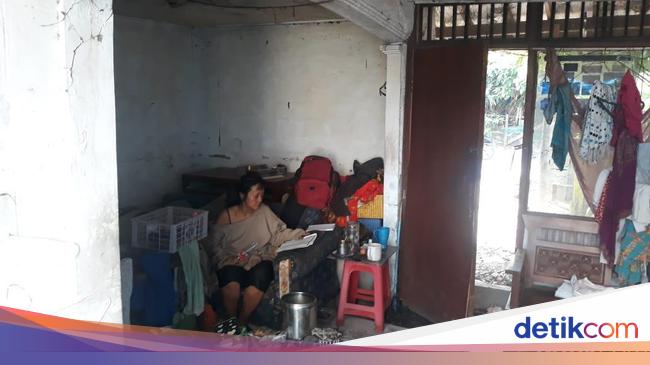 Mantan Model Dewasa Tinggal di Rumah Reyot Tanpa Listrik