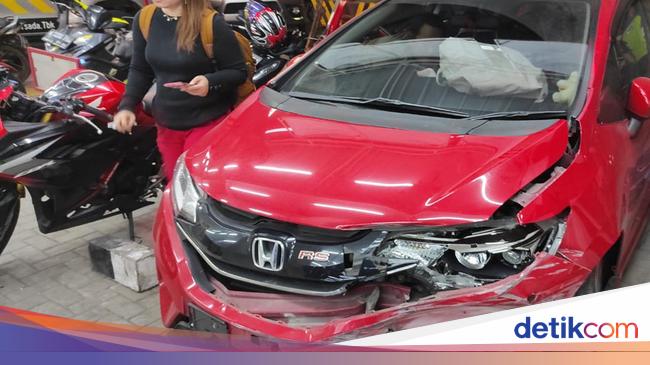 Waduh! Mobil Patroli Polisi 'Dibajak' Wanita, Tabrak Jazz dan Rush