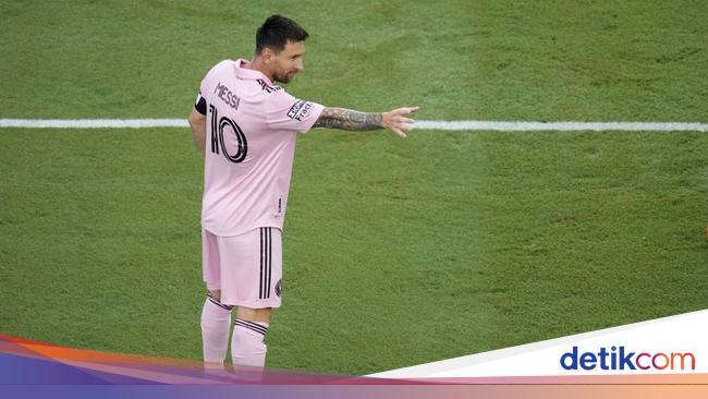 Gaya Messi Selebrasi ke Beckham, Kasih Trofi