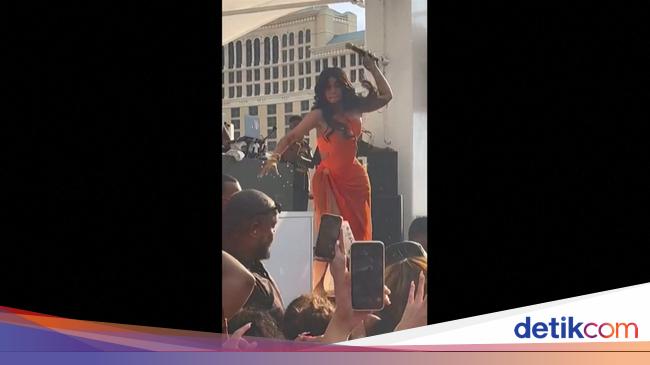 Kasus Cardi B Lempar Mic ke Penonton Dihentikan Polisi, Bukti Tak Cukup