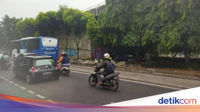 Truk Tabrak Separator Busway Dievakuasi, Lalin Arah Rawamangun Mulai Lancar